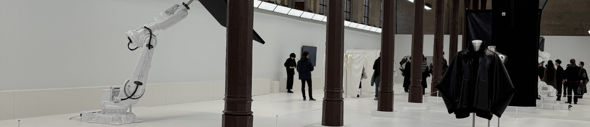 Le réfectoire des cordeliers entièrement habillé de blanc pour un showroom mode avec des robots