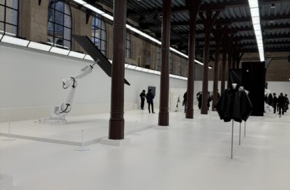 Le réfectoire des cordeliers entièrement habillé de blanc pour un showroom mode avec des robots