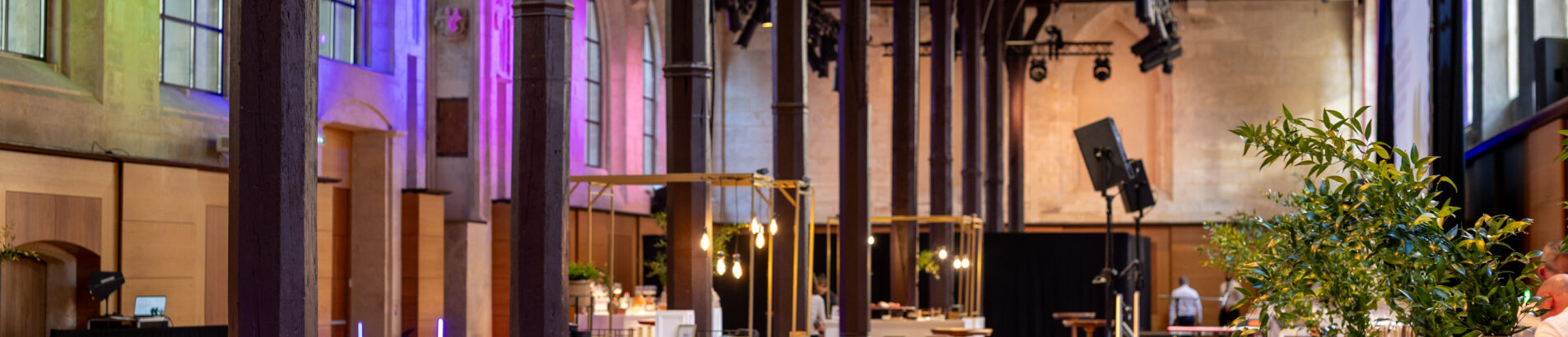 Des tables hautes pour ambiance cocktail à la scénographie teintée de rose et de vert, et des kiosques aux contours dorés