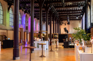 Des tables hautes pour ambiance cocktail à la scénographie teintée de rose et de vert, et des kiosques aux contours dorés