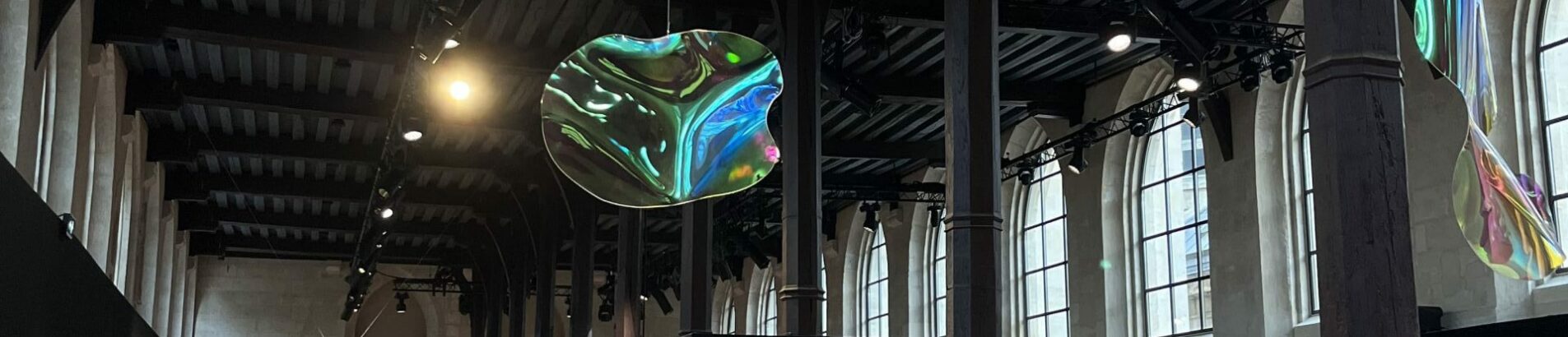 Exposition artistique avec scénographie permettant une déambulation naturelle dans le Réfectoire des Cordeliers et une belle mise en valeur des oeuvres