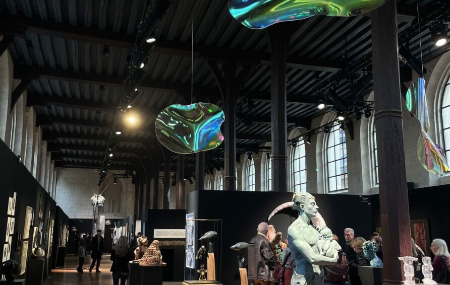 Exposition artistique avec scénographie permettant une déambulation naturelle dans le Réfectoire des Cordeliers et une belle mise en valeur des oeuvres