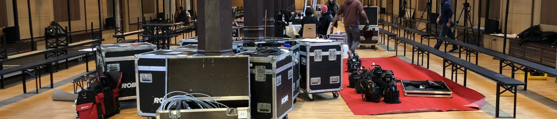 Salle en phase de montage avec du matériel technique et scénique