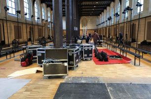 Salle en phase de montage avec du matériel technique et scénique