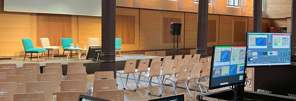 La salle événementielle en configuration conférence vue depuis la régie