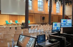 La salle événementielle en configuration conférence vue depuis la régie