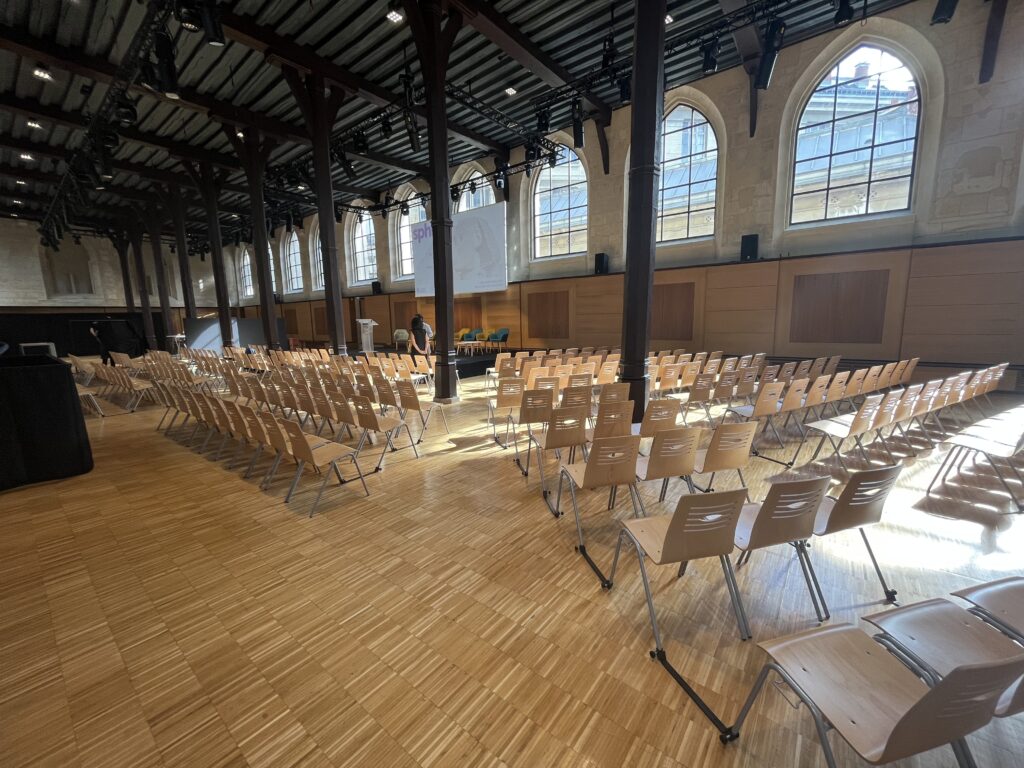 Chaque conférence peut accueillir environ 250 personnes assises.