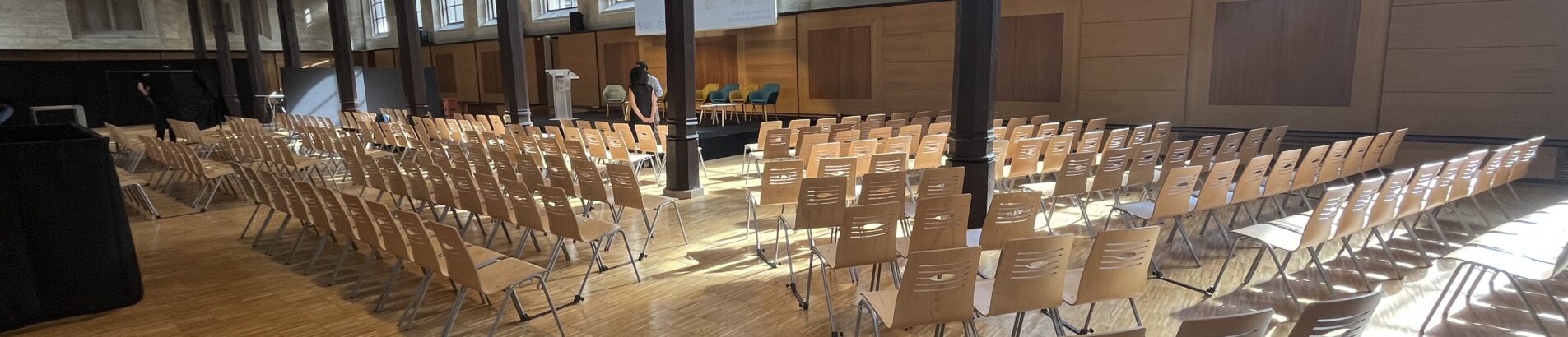 Chaque conférence peut accueillir environ 250 personnes assises.