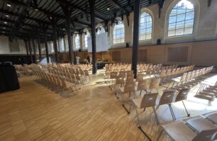 Chaque conférence peut accueillir environ 250 personnes assises.