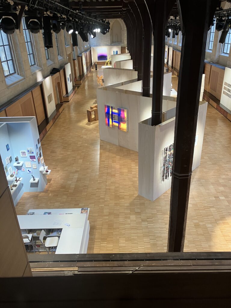 L'art contemporain se marie à merveille avec les murs historiques du réfectoire.