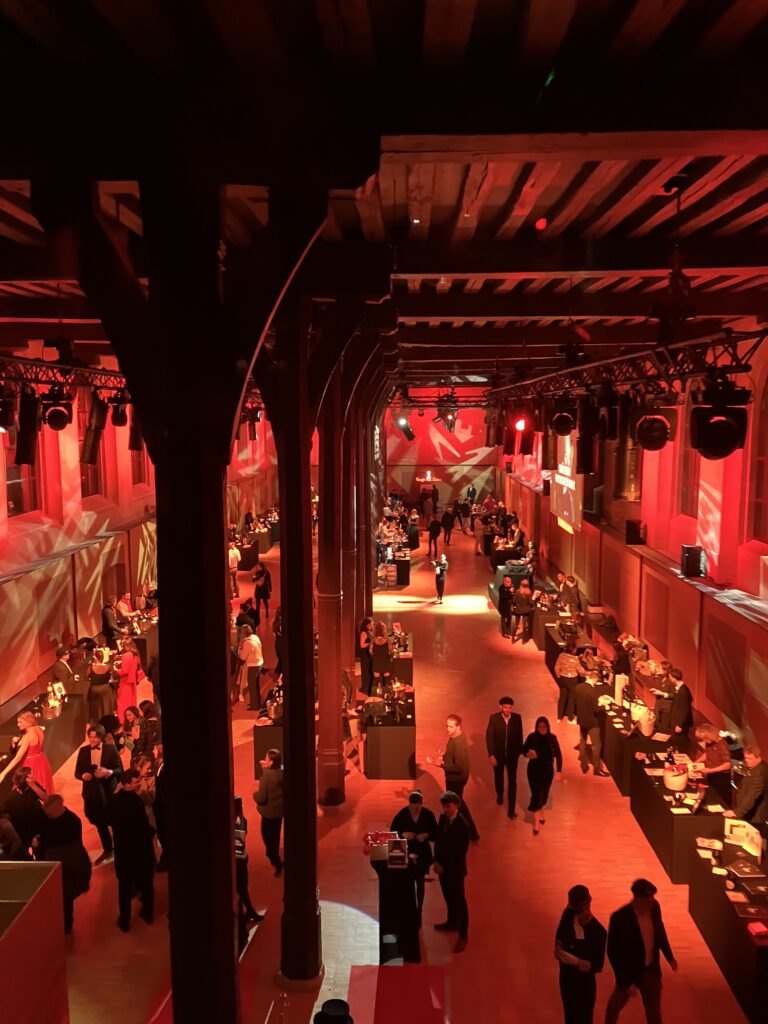 Soirée de gala avec exposants et scénographie lumière rouge 